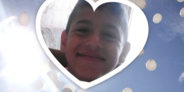 Palloncini bianchi e lacrime a Ciro’ Marina per l’addio al piccolo Antonio