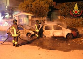 Due auto in fiamme a Cutro