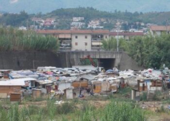 Rom, iniziato sgombero baraccopoli Cosenza