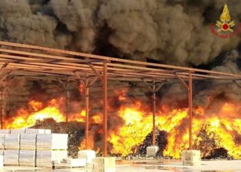 In fiamme deposito gomme, pompieri impegnati a Cutro