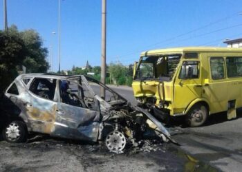 SS106, scontro tra scuolabus e auto a Trebisacce