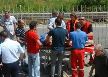 Senza stipendio da 5 mesi, gli staccano la corrente e sviene