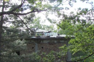 Manufatto con tetto in eternit