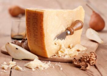 Entra in supermercato con borsone e ruba 22 pezzi di Parmigiano