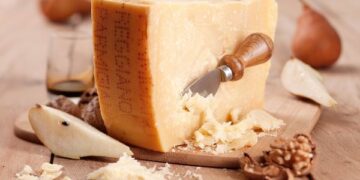 Entra in supermercato con borsone e ruba 22 pezzi di Parmigiano