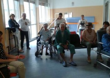 Ciro’ Marina, liceali leggono poesie ai pazienti della clinica Santa Rita