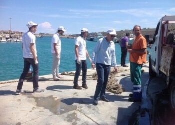 Fondali puliti al porto di Ciro’ Marina, caccia ai rifiuti