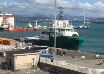 Sbarcati a Crotone 738 migranti, due in ospedale