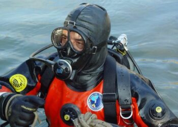 Disperso a Ciro’ Marina, ricerche con i sommozzatori