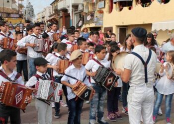 Le Castella balla a ritmo di tarantella e apre la stagione estiva