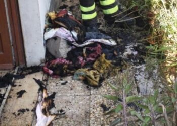 Incendio in casa a Crotone: anziana si rifugia nella vasca da bagno