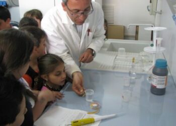 Gli alunni del ‘Wojtila’ di Isola Capo Rizzuto nei laboratori ArpaCal