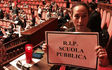 Scuola, posta la fiducia. Al Senato scatta la protesta: FOTO