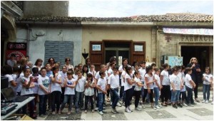 Bambini  leggono in piazza