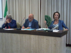 il sindaco Peppino Vallone, il consigliere Ettore Perziano, la dirigente Teresa Mansi