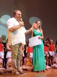 Veltri consegna diploma e passaporto a Luana