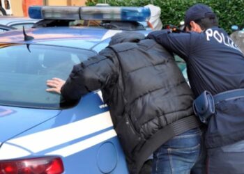 Rissa tra rumeni nel centro storico di Crotone, un ferito