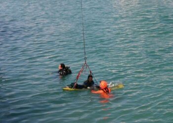 Tragedia a Crotone, anziana cade in mare e muore