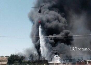 Ciro’ Marina, incendio fabbrica domato: danni per 800mila euro
