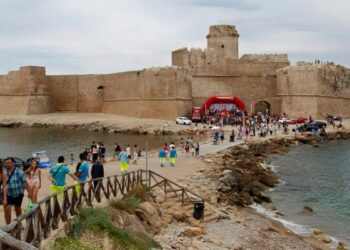 Le Castella, la Ferrari di Schumi ai piedi del Castello