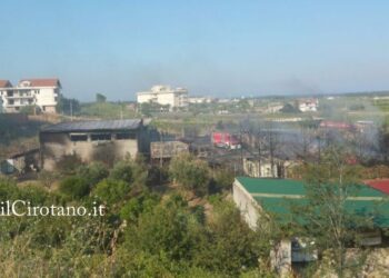 Ciro’ Marina, incendio fabbrica domato: danni per 800mila euro