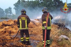 Fieno in fiamme su SS106