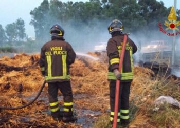 Carico di fieno in fiamme sulla SS106, strada chiusa nel crotonese