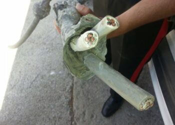 Furto di energia a Ciro’ Marina, allaccio abusivo sotto il pavimento