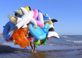 Gonfiabili e cuffie da mare pericolosi, sequestrati oltre 6mila prodotti a Lamezia