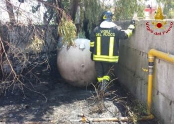 Incendio a Strongoli, paura per la presenza di bombole di gas