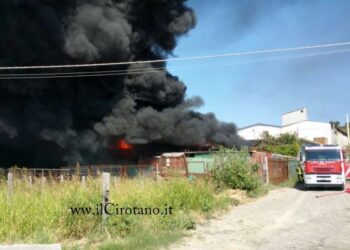 Rogo in fabbrica di plastica a Ciro’ Marina, rischio nube tossica