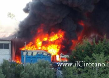 Rogo in fabbrica di plastica a Ciro’ Marina, rischio nube tossica
