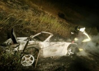 Grave incidente a Cotronei, Porsche si ribalta e prende fuoco