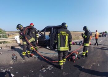 Scontro sulla SS106 a Crotone, le drammatiche foto dell’incidente