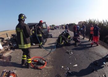 Scontro sulla SS106 a Crotone, le drammatiche foto dell’incidente