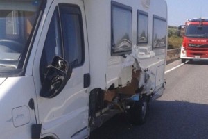 Incidente auto-camper su SS106