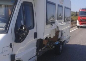 Scontro auto-camper su SS106: vola bombola gas