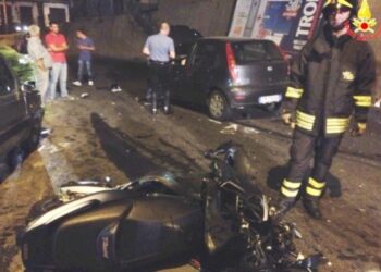 Scontro tra moto e due auto a Petilia Policastro, grave il motociclista