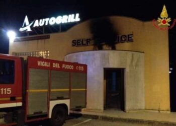 A fuoco insegna di distributore a Catanzaro, panico tra i passanti