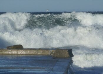 Poliziotto salva due persone da mareggiata nel reggino