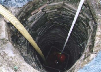 Cade in pozzo e rimane intrappolato per tre giorni, salvato dai pompieri