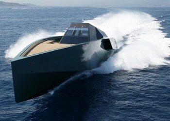 Yacht futuristico da 25 mln avvistato a Crotone