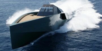 Yacht futuristico da 25 mln avvistato a Crotone