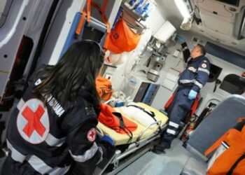 Incidente tra auto e moto su SS106 a Crotone, due persone ferite