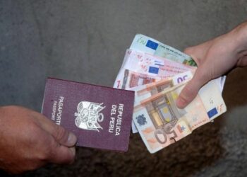 Produzione e distribuzione di documenti falsi, arrestato latitante a Crotone