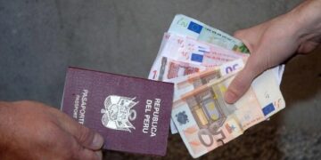 Produzione e distribuzione di documenti falsi, arrestato latitante a Crotone