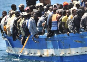 Soccorso veliero con 38 immigrati al largo della costa crotonese