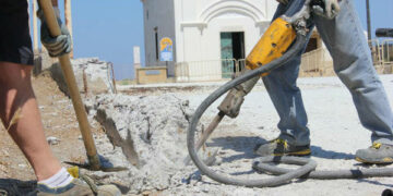 Capocolonna, ripresi i lavori di smantellamento della lastra di cemento