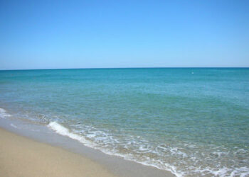 Inquinamento di alcuni tratti del mare crotonese e divieto di balneazione