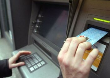 Preleva soldi col casco in testa, Polizia lo ferma: carta risulta rubata